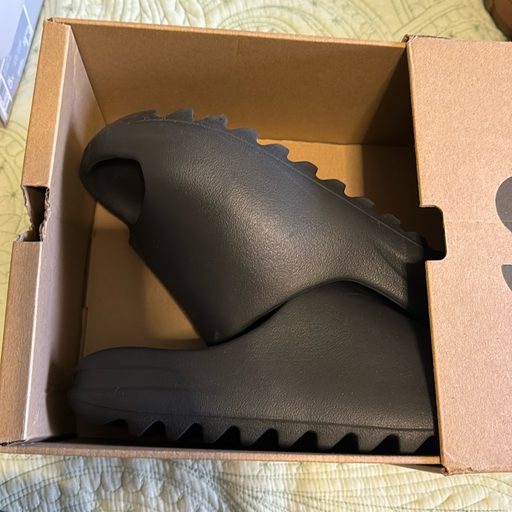 NWT YEEZY SLIDES UNISEX SIZE 7